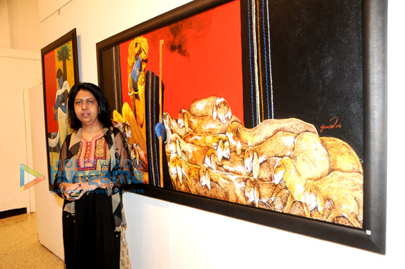 zeenat aman rati agnihotri at raosaheb guravs painting exhibition subraan 23