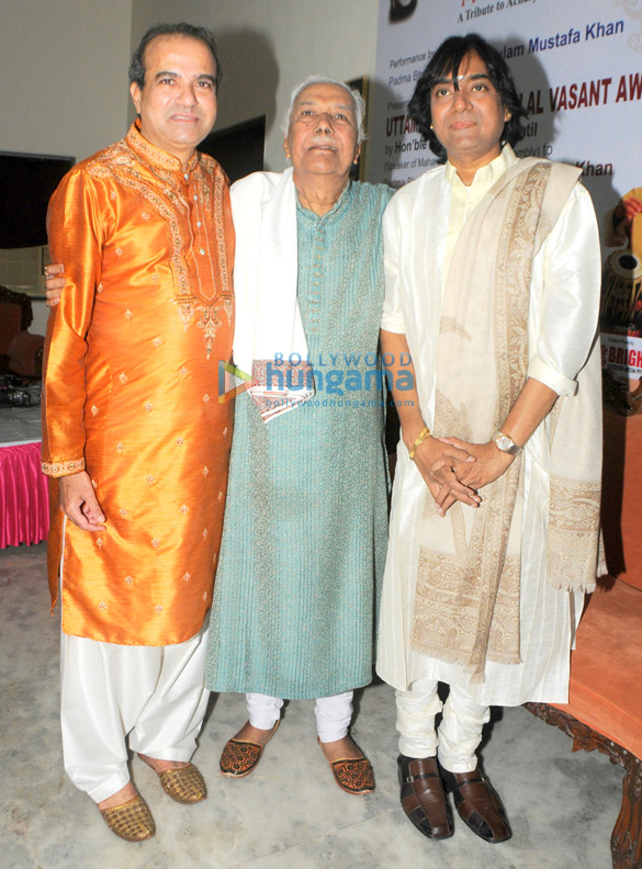 ustad ghulam mustafa khan honored at the 14th vasantotsav 17