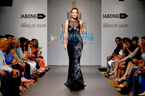 monica dogra walks for veda raheja at lfw 2014 2