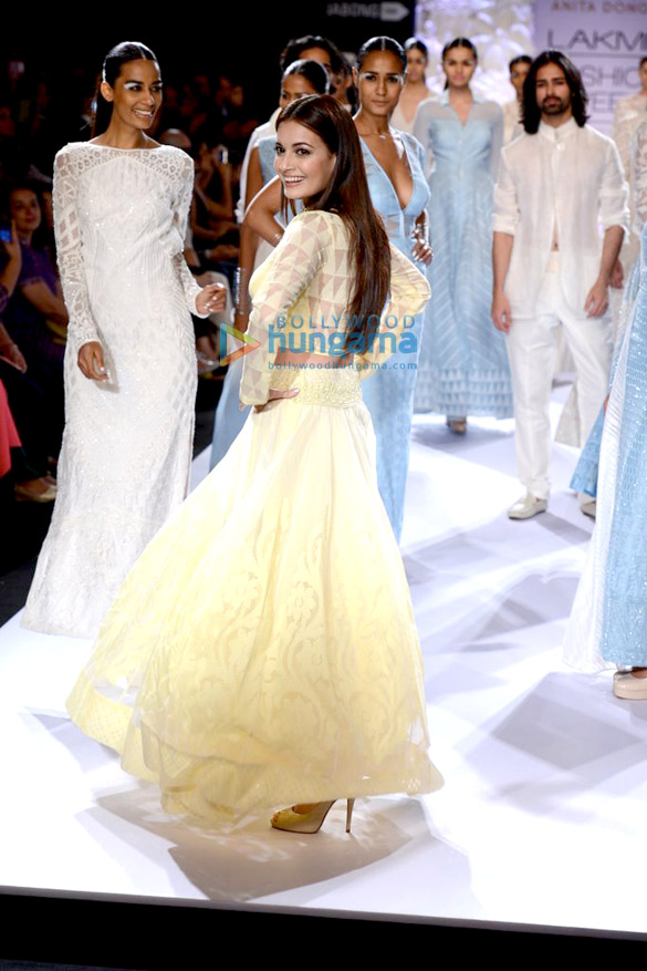 dia mirza walks for anita dongre at lfw 2014 7