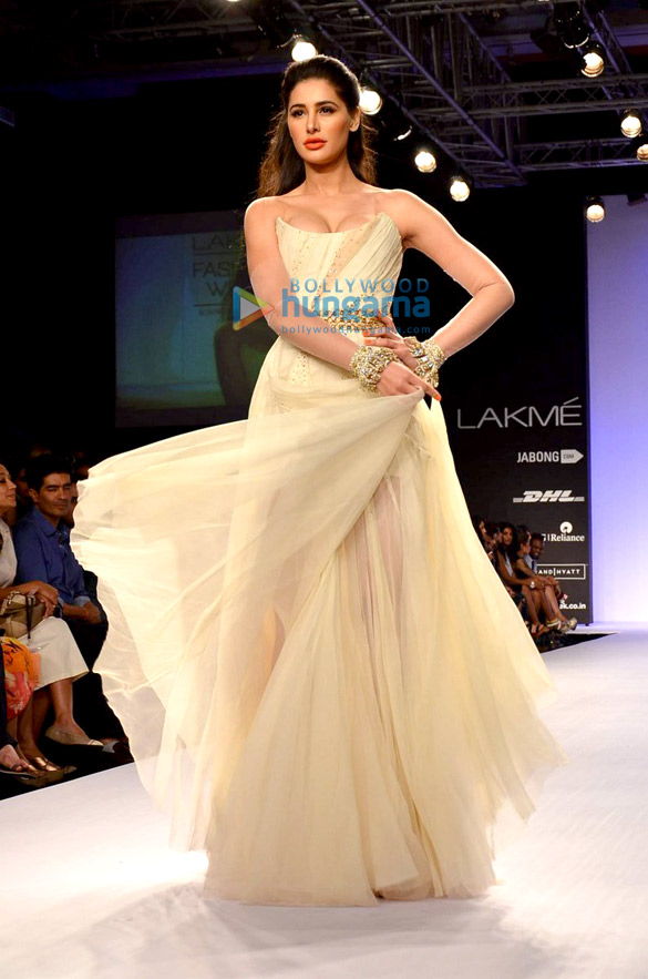 nargis walks for shehla khan at lfw 2014 6