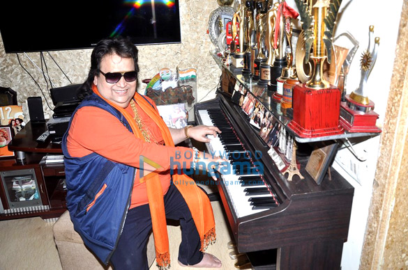 bappi lahiri shows his support for bjp at home 4