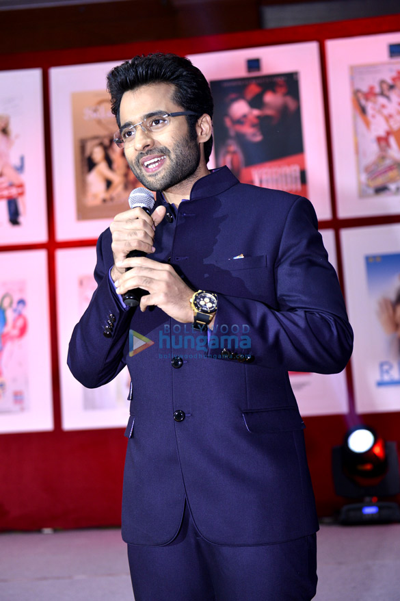vashu bhagnani celebrates 25 movies in bollywood 9