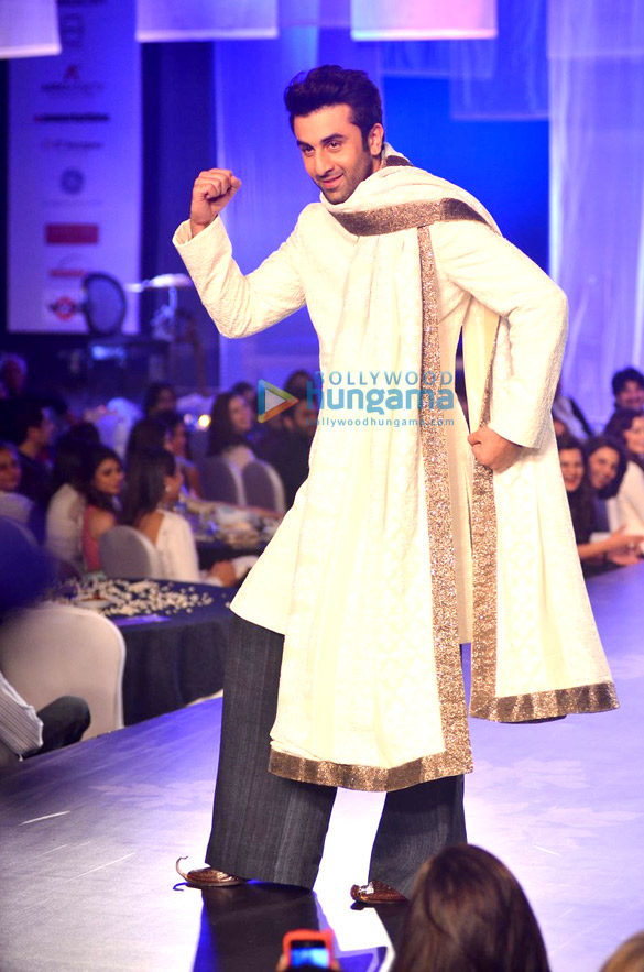 amitabh ranbir akshay walk for manish malhotras show men for mijwan 8