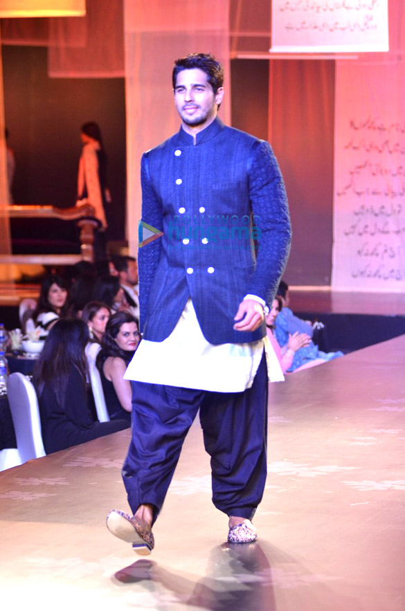 amitabh ranbir akshay walk for manish malhotras show men for mijwan 5