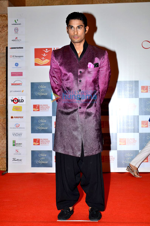 amitabh ranbir akshay walk for manish malhotras show men for mijwan 27