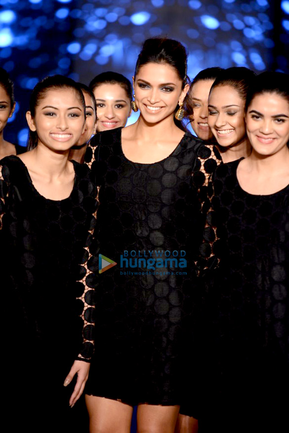 deepika walks the ramp for van heusen 5