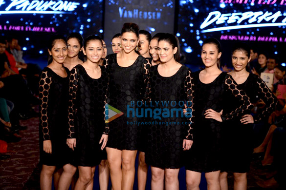 deepika walks the ramp for van heusen 3