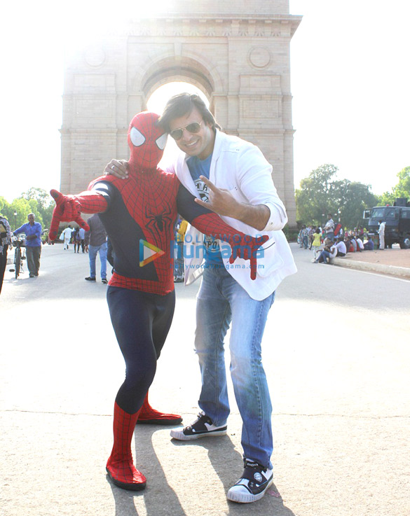 vivek oberoi snapped with spider man at india gate 4