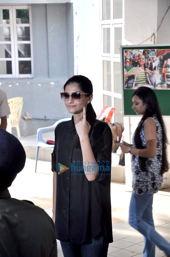 aamir srk bachchans others vote for lok sabha elections 2014 9