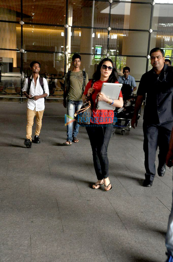 preity zinta snapped at the airport as she returns from ipl match 7