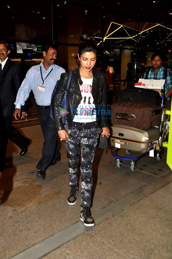 priyanka chopra raveena tandon snapped at the airport 4
