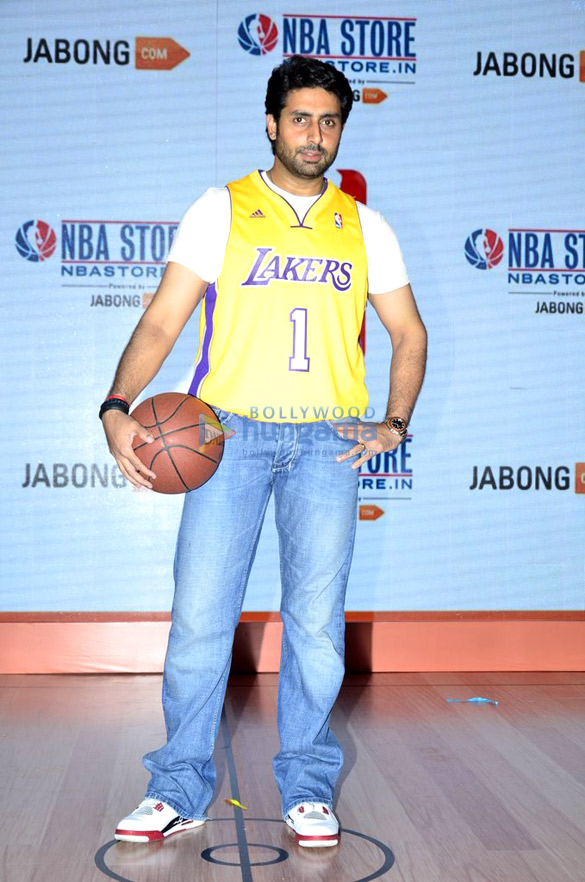 abhishek bachchan launches jabong nbastore in 8