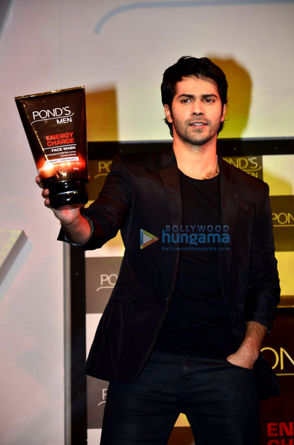 varun dhawan launches ponds men energy charge face wash 4