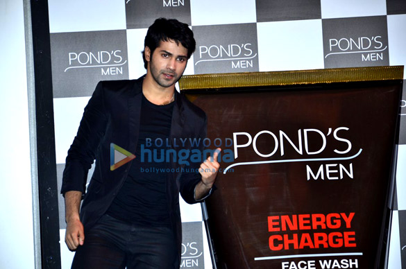 varun dhawan launches ponds men energy charge face wash 3