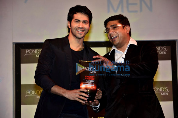 varun dhawan launches ponds men energy charge face wash 2