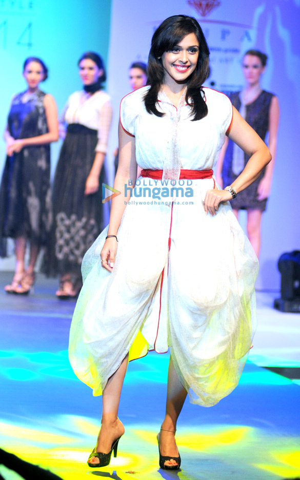 hrishita bhatt walks for tassel awards 2014 13