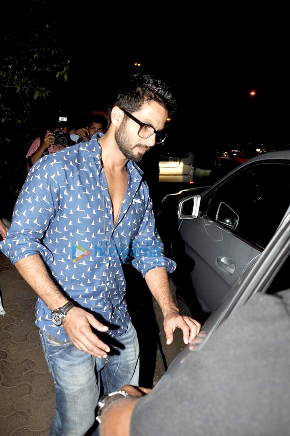shahid kapoor snapped outside olive in bandra 5