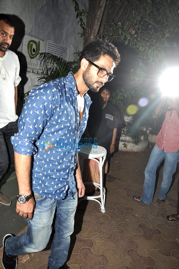 shahid kapoor snapped outside olive in bandra 4