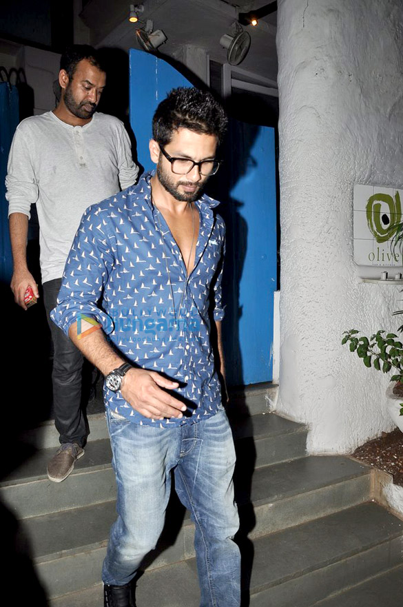 shahid kapoor snapped outside olive in bandra 3