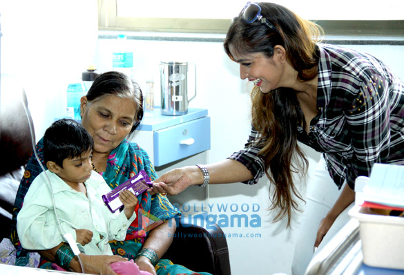 tanisha singh visits the tata memorial cancer ward to celebrate mothers day 5