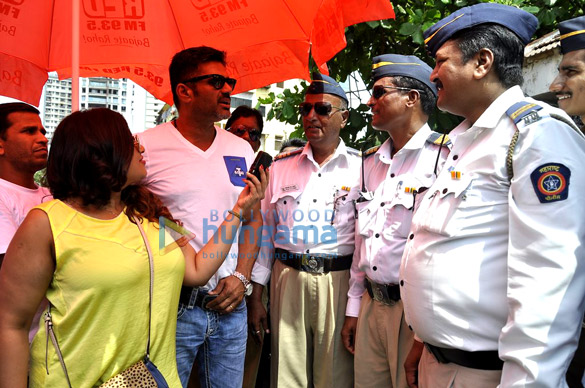 suniel shetty snapped distributing water bottles to traffic cops 3
