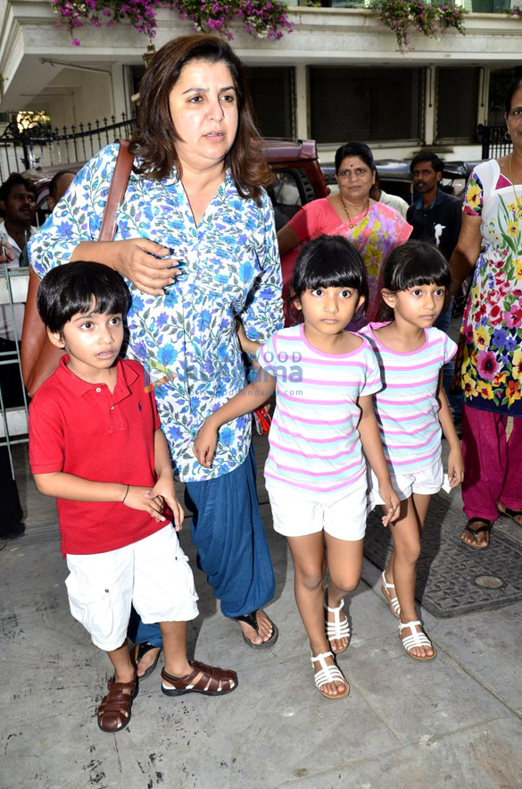 farah khan snapped with her kids 2