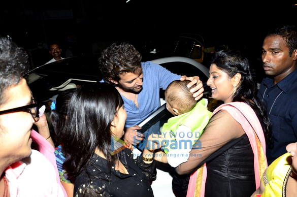 hrithik snapped with his family and a special guest from abroad 7
