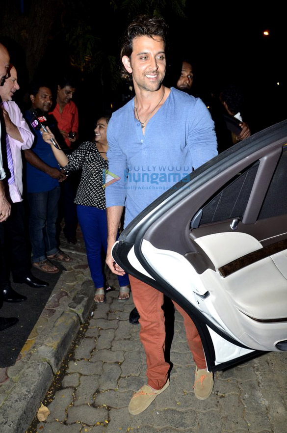 hrithik snapped with his family and a special guest from abroad 3