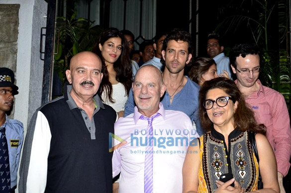 hrithik snapped with his family and a special guest from abroad 2