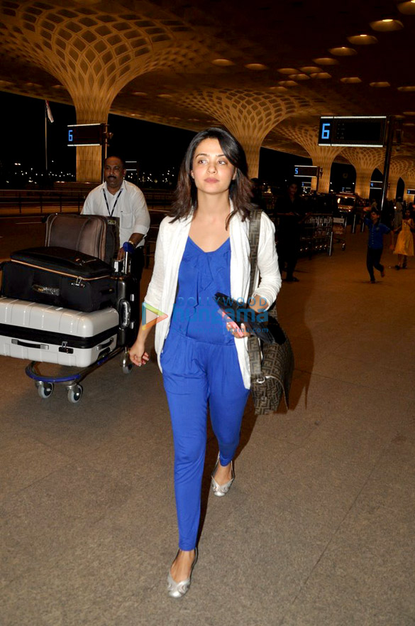 surveen chawla snapped on her way to canada for punjabi movie schedule 5