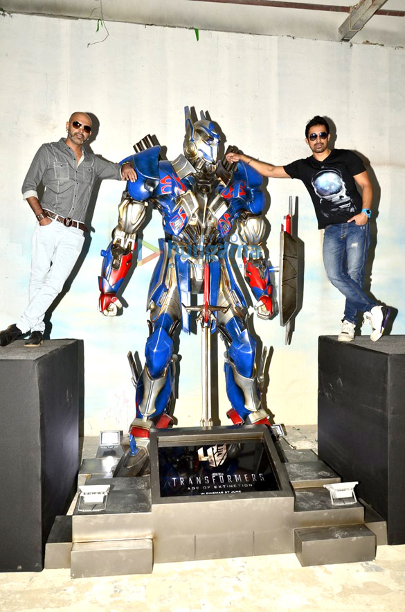 rannvijay ashmit pose with optimus prime to promote transformers 4 7