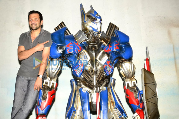 rannvijay ashmit pose with optimus prime to promote transformers 4 5