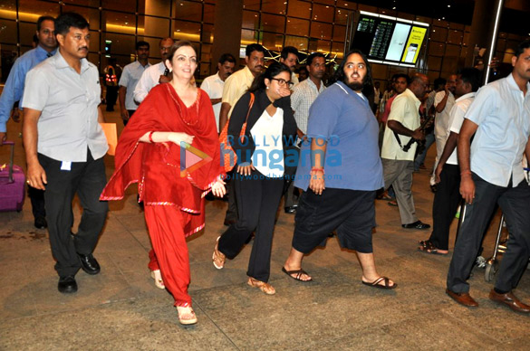 nita ambani snapped at the airport 2