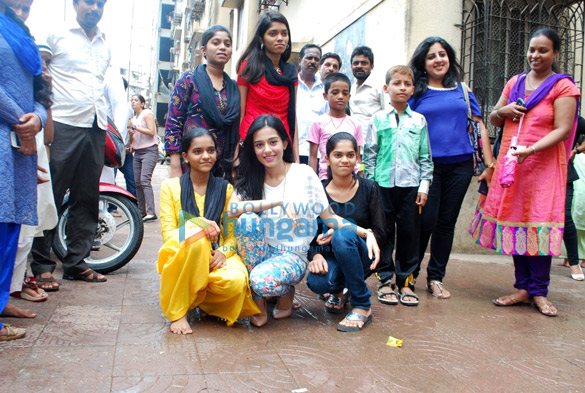 amrita rao spends time with kids of pratham ngo 7