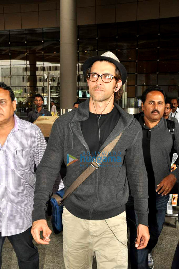 hrithik snapped at international airport on his arrival from london 6