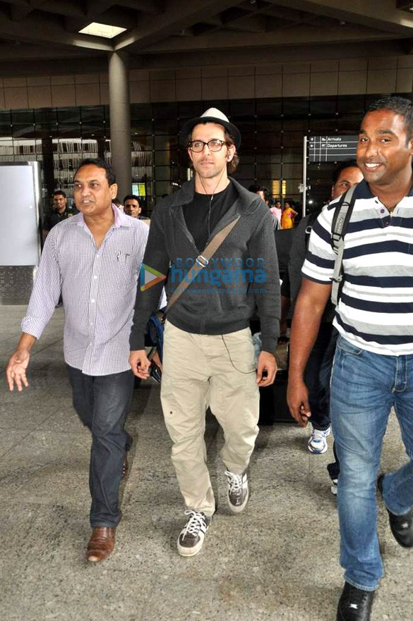 hrithik snapped at international airport on his arrival from london 8