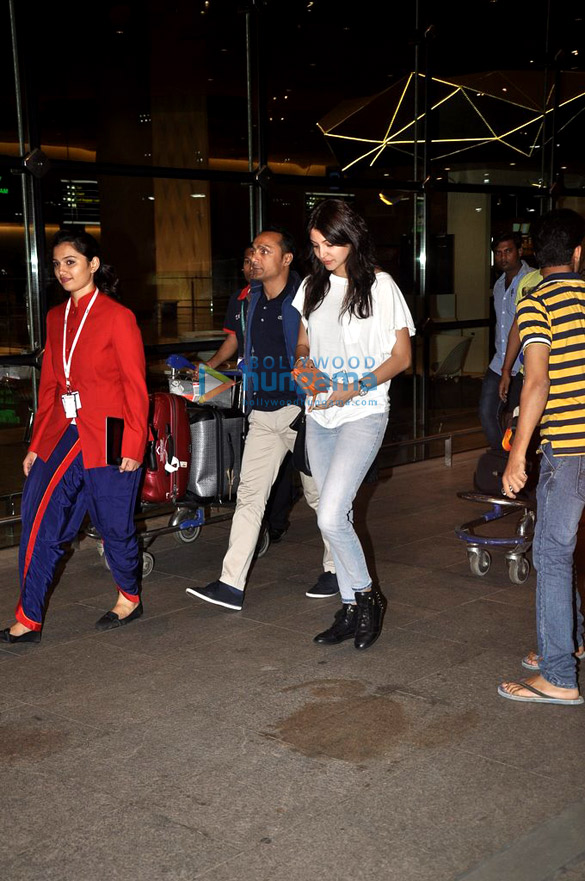 anushka sharma rahul bose snapped at the airport 8