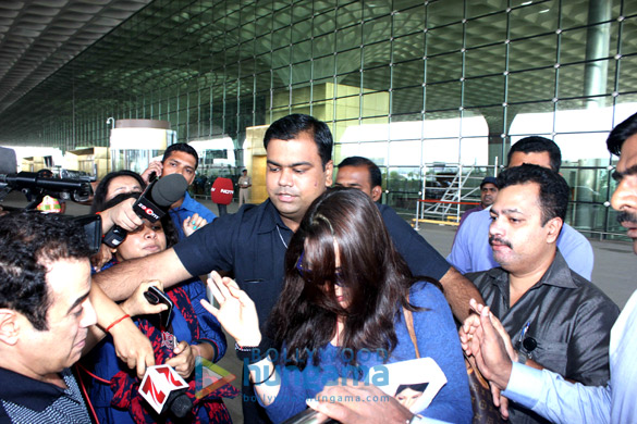 preity zinta snapped after arriving from usa 4