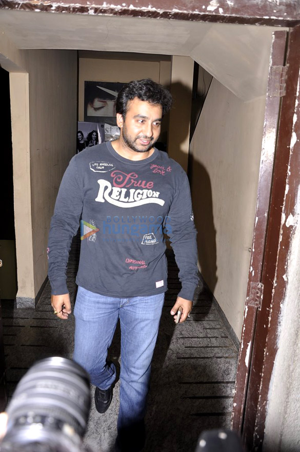 tusshar kapoor snapped with shilpas parents 4