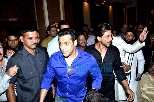 salman shah rukh khan meet again at iftaar party 17