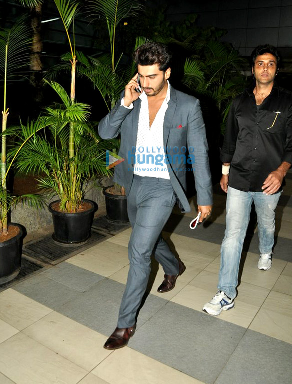 arjun kapoor surveen jay snapped at the airport 2