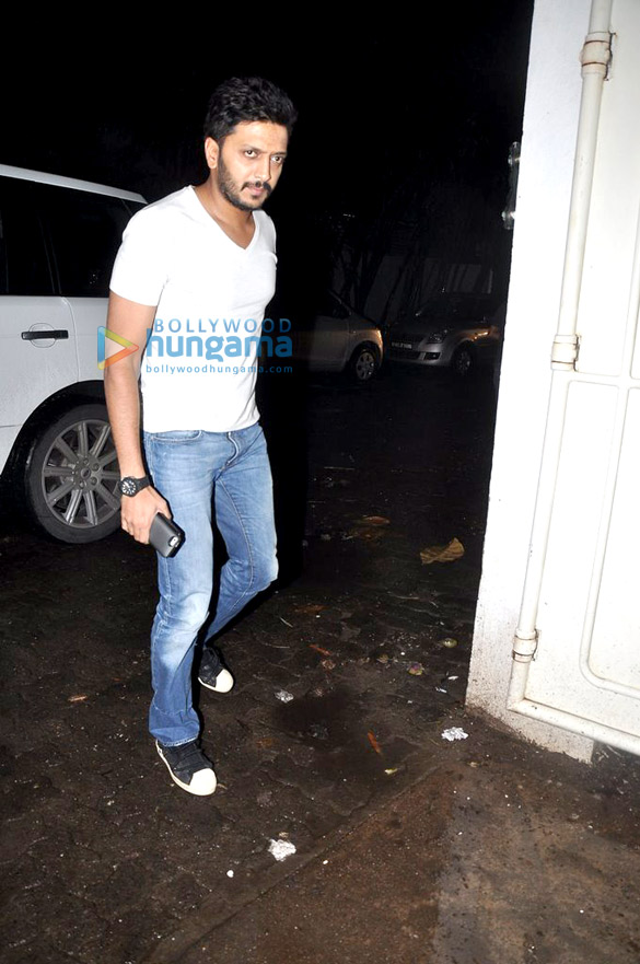 riteish hosts a special screening of lai bhaari for family friends 9