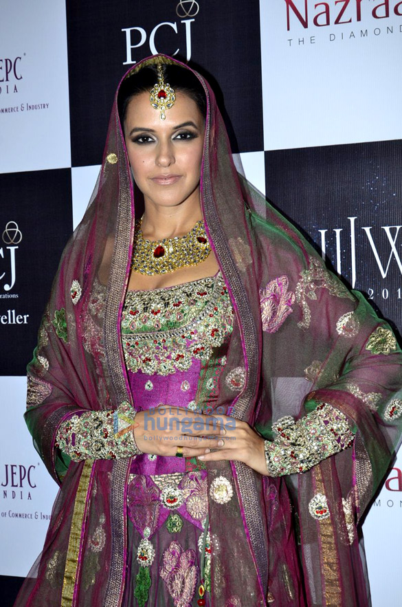 neha dhupia ankita shorey walk for gitanjali gems at iijw 2014 12