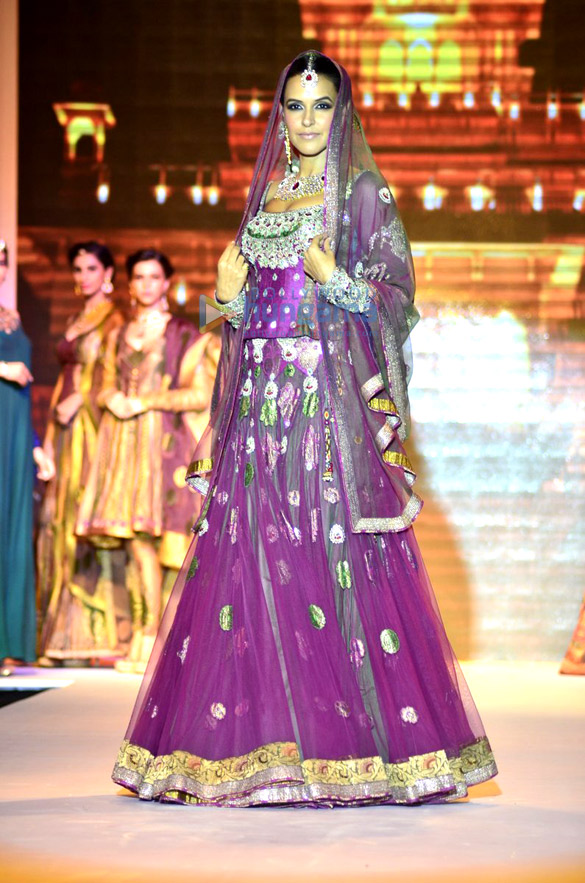 neha dhupia ankita shorey walk for gitanjali gems at iijw 2014 6
