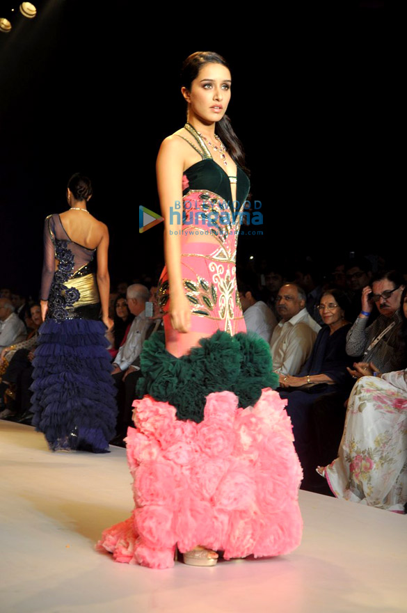 shraddha kapoor walks for gitanjali italian colllection at iijw 2014 4