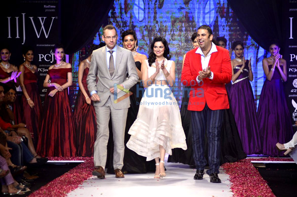 divya khosla kumar walks for pn gadgil jewelers at iijw 2014 6