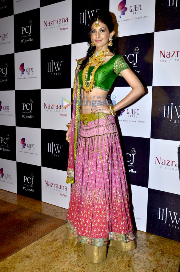 raveena tandon walks for dipti amisha at iijw 2014 7