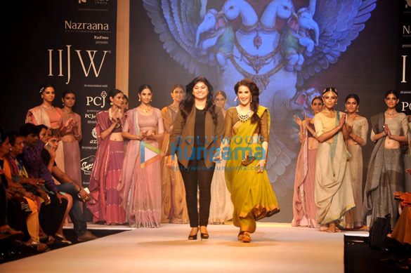 sagarika ghatge walks for ganjam jewellers at iijw 2014 7