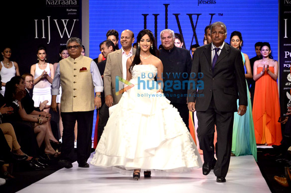 yaami gautam walks the ramp at iijw 2014 8